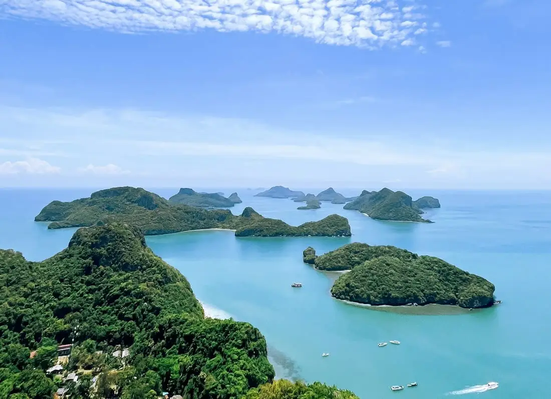 Les îlots calcaires boisés du parc marin d’Ang Thong et leur lagon turquoise, vus depuis un point haut.