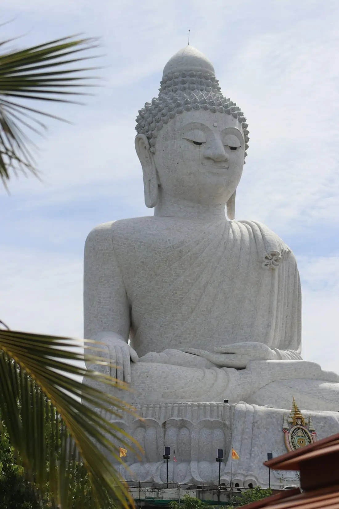 Le Big Buddha de Phuket, statue assise revêtue de marbre blanc, sur sa colline.