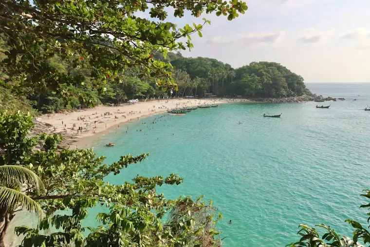 La crique de Freedom Beach, à Phuket, et son eau turquoise vue depuis la végétation qui la surplombe.